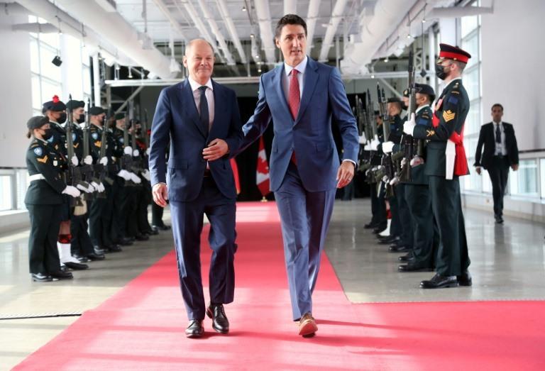 Thủ tướng Canada Justin Trudeau (phải) đón Thủ tướng Đức Olaf Scholz ngày 22.8.2022. Ảnh: AFP