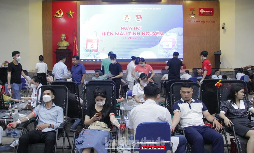 Hơn 300 cán bộ, công chức, viên chức, đoàn viên thanh niên tham gia Ngày hội hiến máu