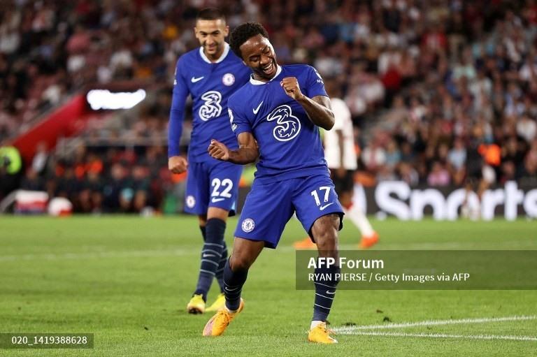 Sterling ghi bàn mở tỉ số cho Chelsea.  Ảnh: AFP