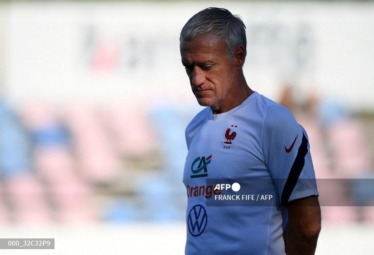 Didier Deschamps phải giải quyết mọi chuyện êm đẹp, trong bối cảnh World Cup 2022 đến gần.  Ảnh: AFP