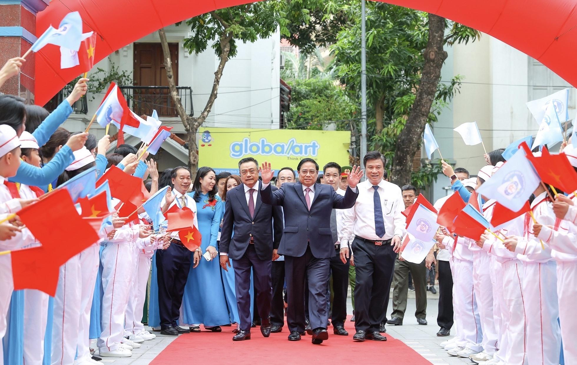 Hòa chung không khí tưng bừng, hân hoan của hàng triệu học sinh và giáo viên cả nước chào đón năm học mới, sáng 5.9, Thủ tướng Chính phủ Phạm Minh Chính tới dự Lễ Khai giảng năm học 2022 - 2023 tại Trường Tiểu học Đoàn Thị Điểm, quận Nam Từ Liêm, Hà Nội.