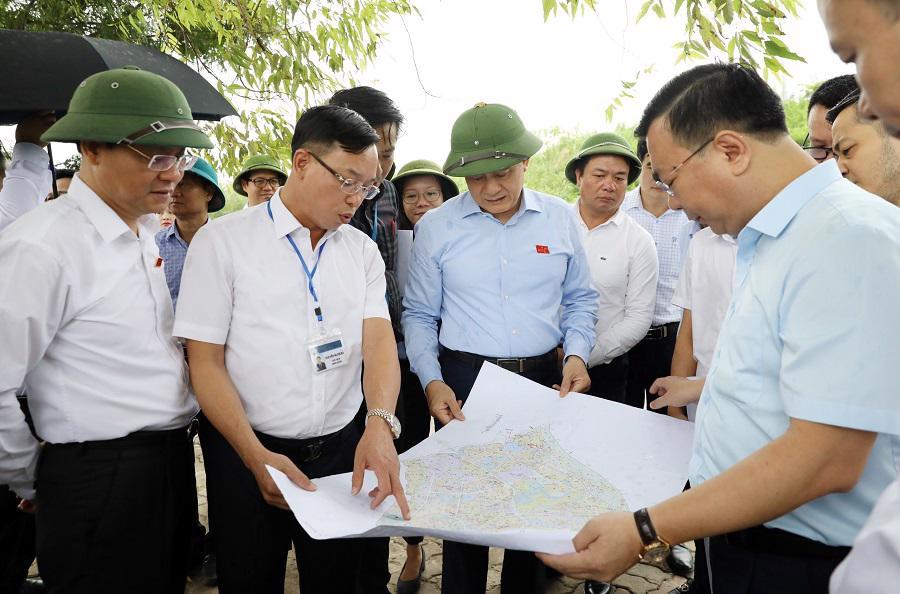 Đo&agrave;n gi&aacute;m s&aacute;t do Chủ tịch HĐND TP H&agrave; Nội Nguyễn Ngọc Tuấn l&agrave;m Trưởng đo&agrave;n khảo s&aacute;t thực địa tại Trạm bơm Cự Khối (phường Cự Khối, quận Long Bi&ecirc;n)