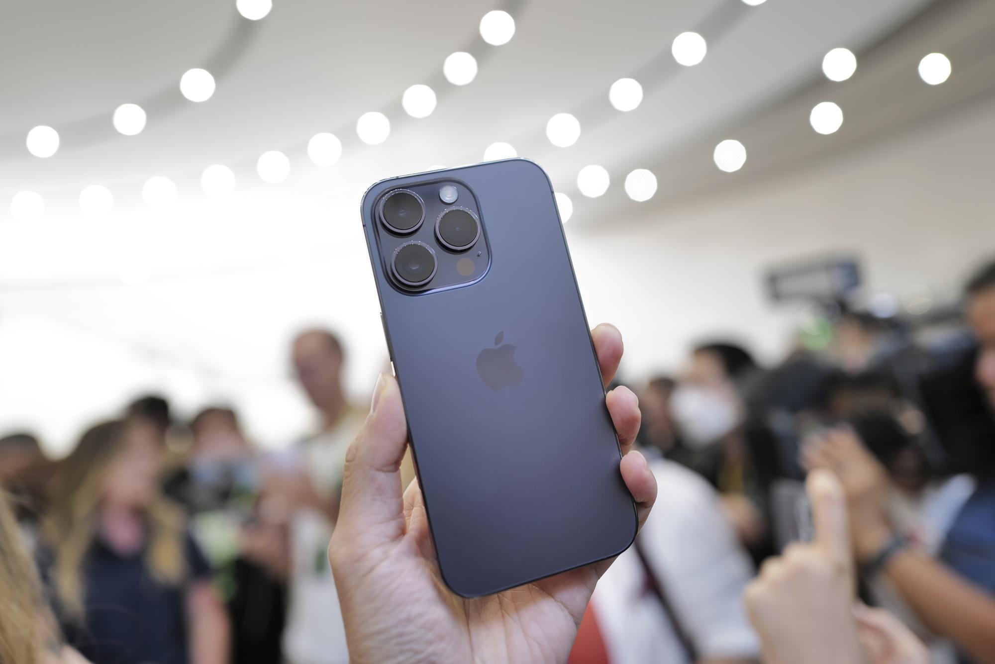 Đây là iPhone 14 Pro màu tím nhìn ngoài đời thực, không giống như bạn hình dung qua quảng cáo - Ảnh 2. Đây là iPhone 14 Pro màu tím nhìn ngoài đời thực, không giống như bạn hình dung qua quảng cáo - Ảnh 2.