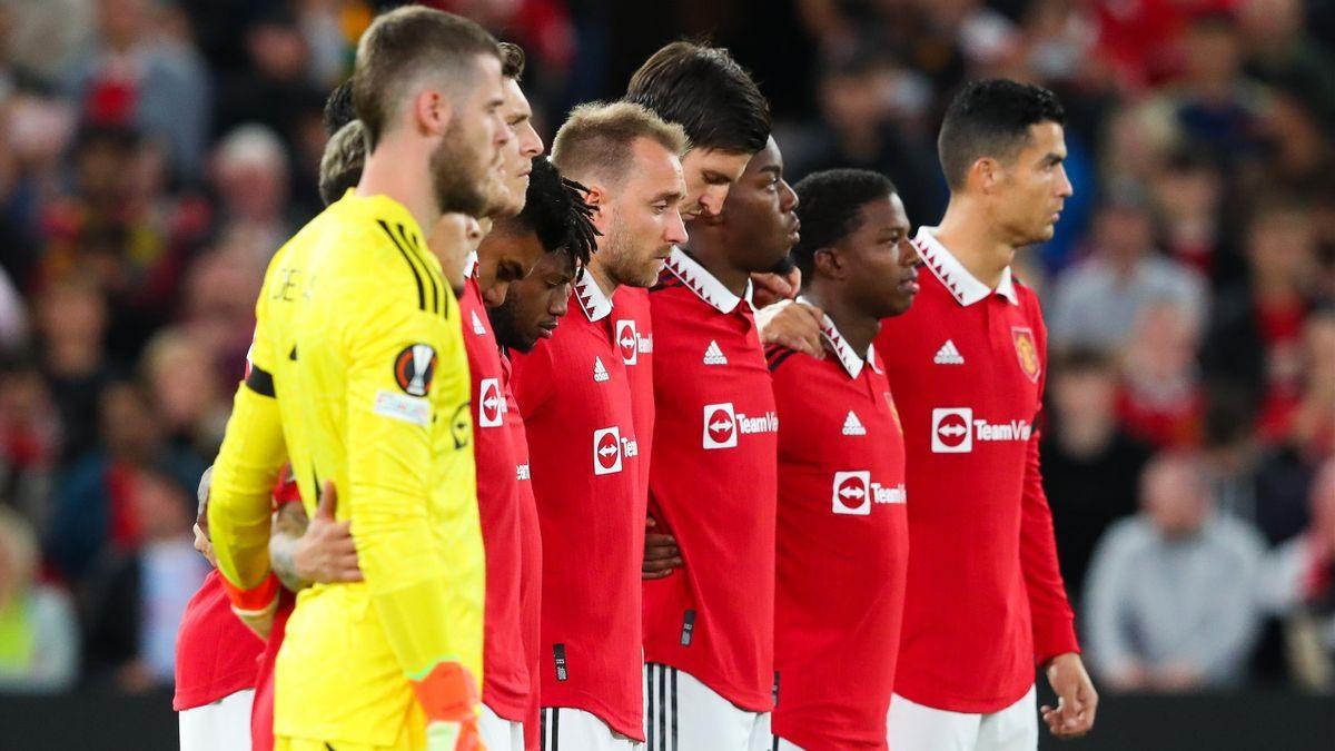 Các cầu thủ Man United dành phút mặc niệm Nữ hoàng Anh Elizabeth trước trận đấu với Real Sociedad ở Europa League. Ảnh: Daily Express
