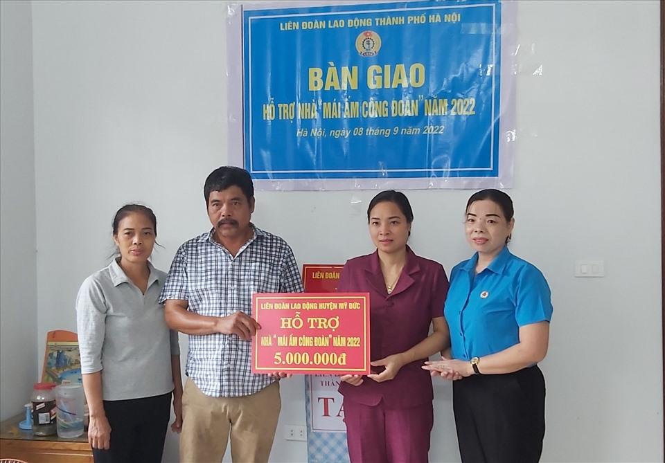 Anh Trần Văn Vinh - đoàn viên Công đoàn Công ty CP Chế biến lương thực, thực phẩm Ba Đình nhận hỗ trợ Mái ấm Công đoàn. Ảnh: CĐHN