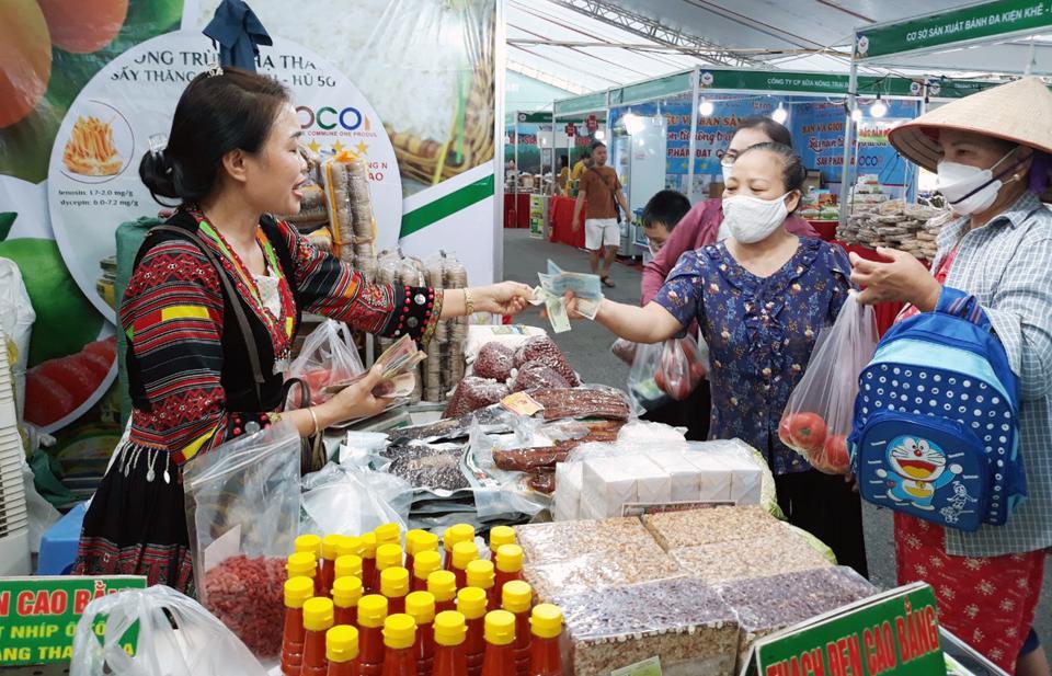 Người ti&ecirc;u d&ugrave;ng mua sản phẩm OCOP tại Tuần h&agrave;ng Việt do Sở C&ocirc;ng Thương H&agrave; Nội tổ chức