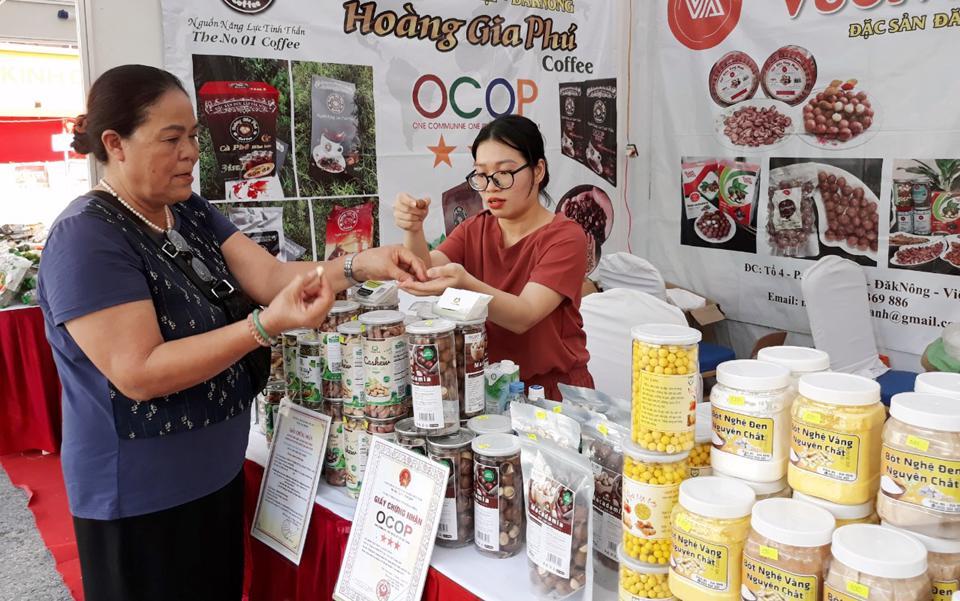 Người ti&ecirc;u d&ugrave;ng mua sản phẩm OCOP tại Tuần h&agrave;ng Việt do Sở C&ocirc;ng Thương H&agrave; Nội tổ chức