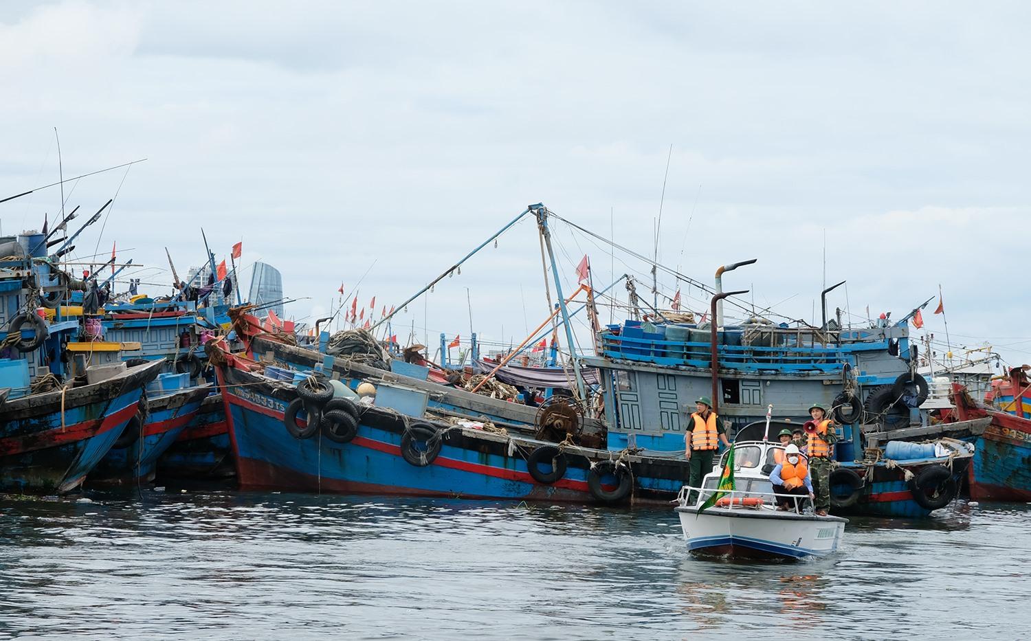 Bộ đội biên phòng Đà Nẵng tuần tra, kêu gọi các chủ tàu vào bờ tránh bão Noru