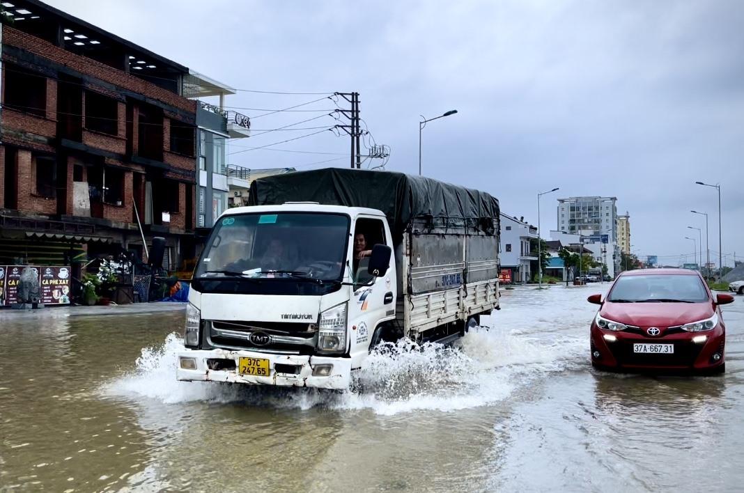 Nhiều tuyến đường TP Vinh ngập nặng sau cơn bão số 4