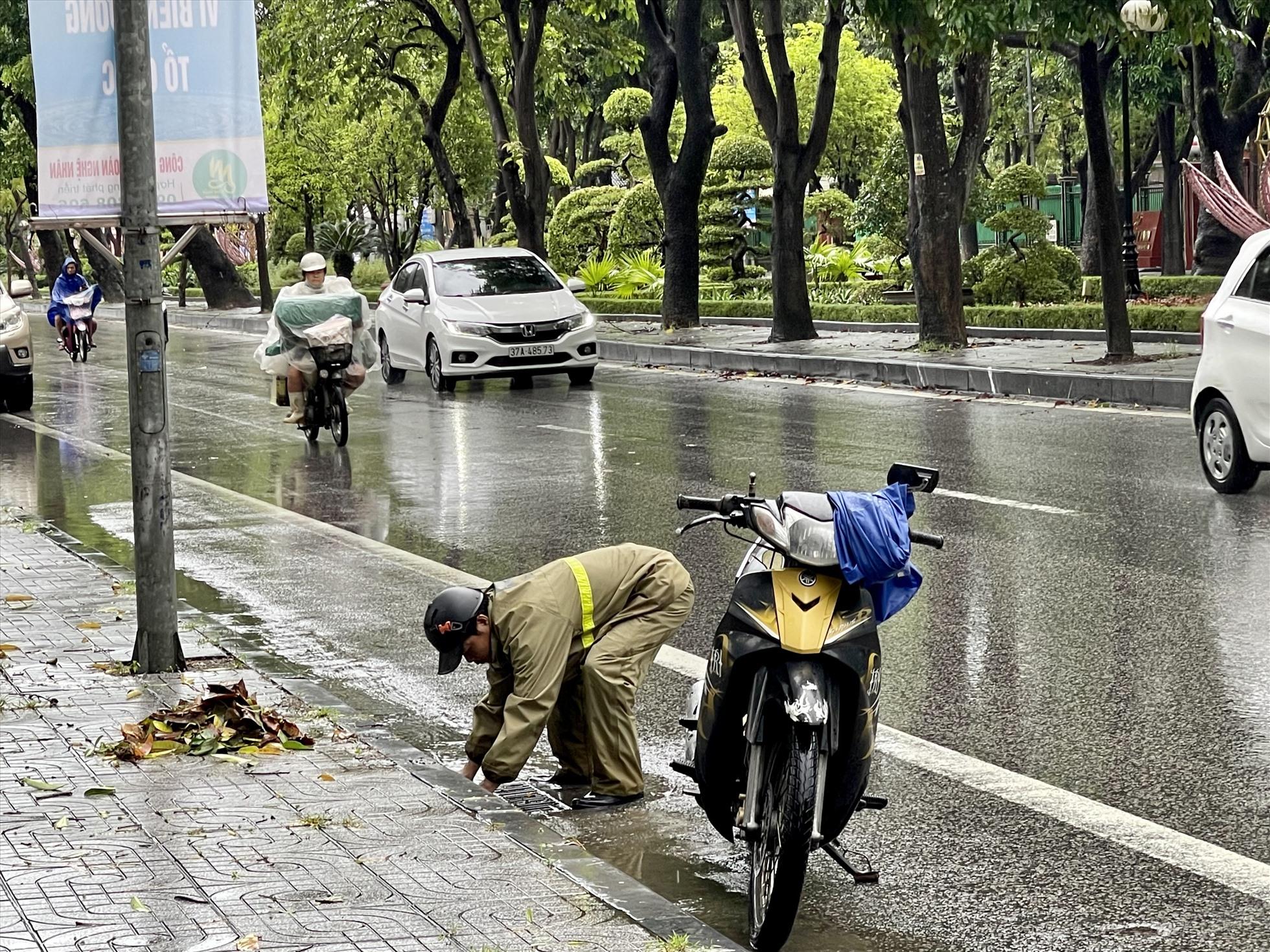 Công nhân môi trường TP. Vinh dọn rác khơi thông dòng chảy. Ảnh : Quỳnh Trang