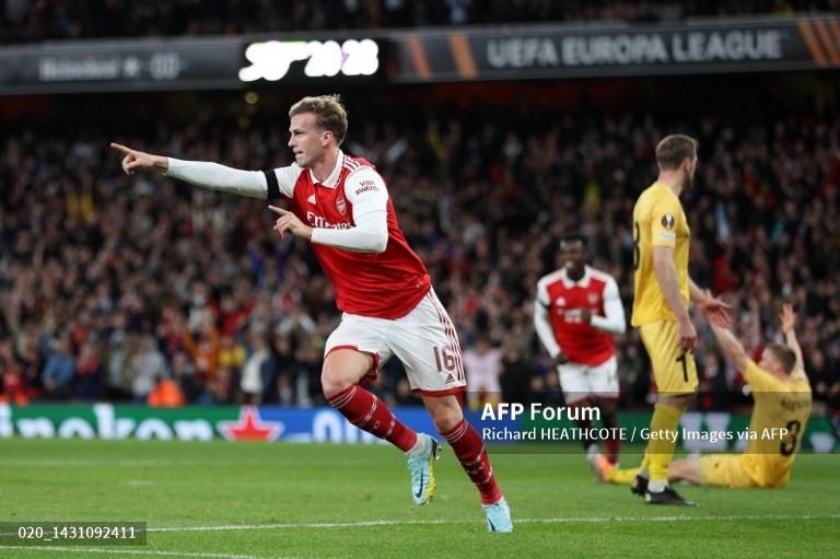 Rob Holding nhân đôi cách biệt.  Ảnh: AFP