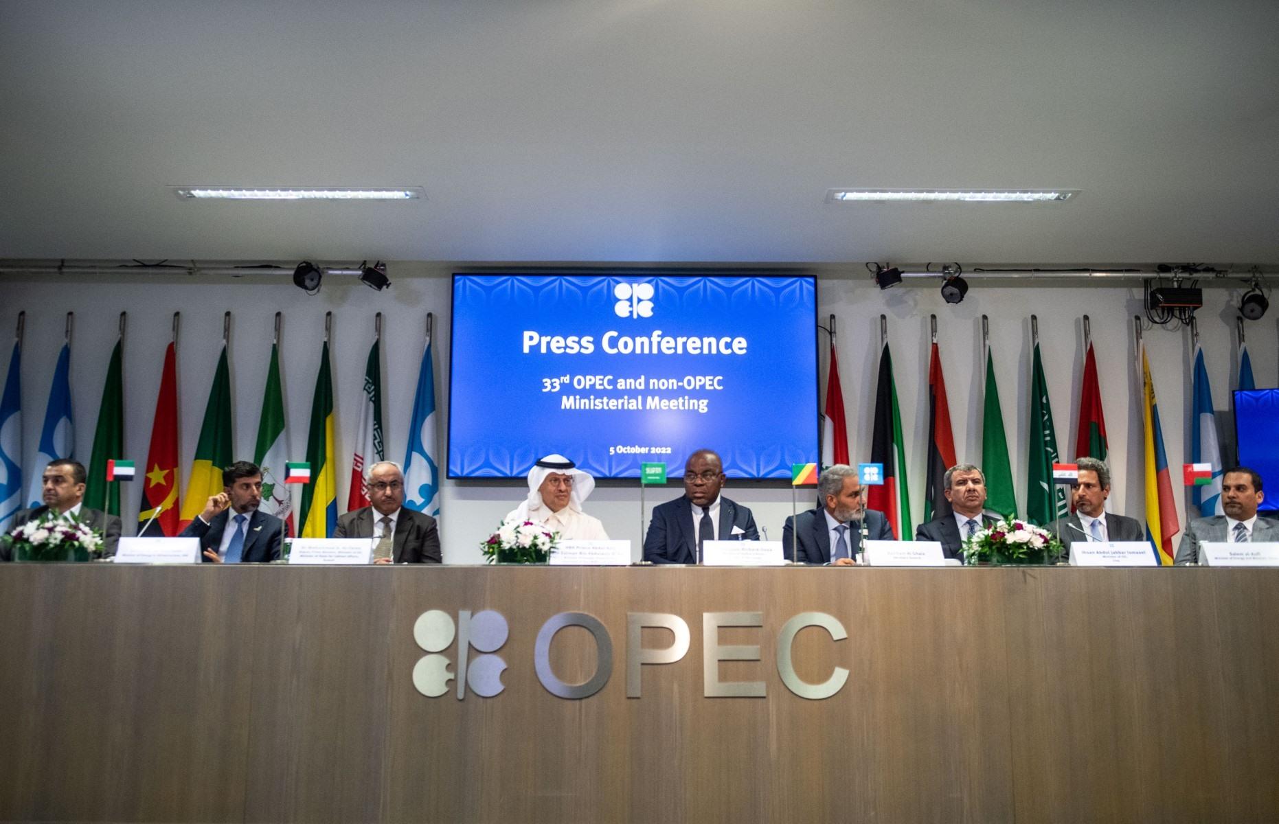 OPEC+ giảm 2 triệu thùng dầu/ngày, xung đột mạnh với Mỹ