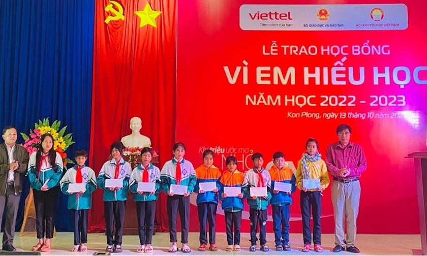 Đại biểu trao tặng hoc bổng cho các em học sinh.