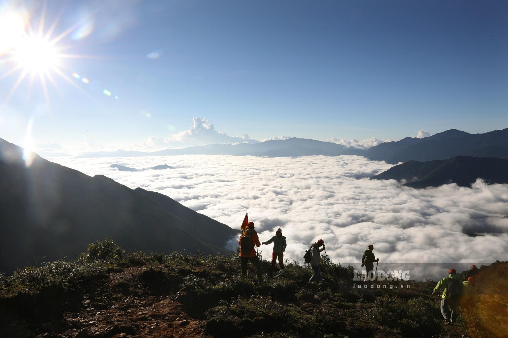 Khi độ cao đạt trên 2000m một “đại dương mây” mở ra trước mắt.