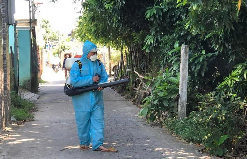 Phun thuốc diệt muỗi để phòng chống sốt xuất huyết.
