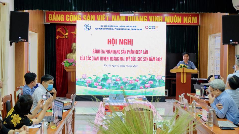 Đại diện Hội đồng đ&aacute;nh gi&aacute;, ph&acirc;n hạng sản phẩm OCOP TP H&agrave; Nội ph&aacute;t biểu tại hội nghị s&aacute;ng 31/10. Ảnh: L&acirc;m Nguyễn.