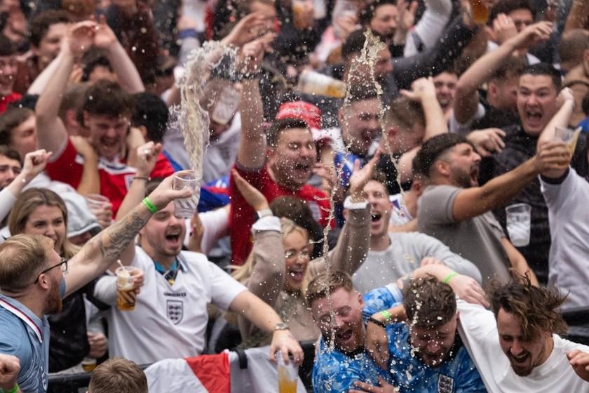 Cổ động viên Anh ăn mừng kỷ lục tại World Cup 2022 ảnh 4