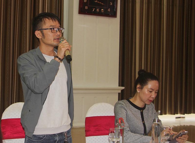 Nhà báo Đình Tiệp – Báo Tài nguyên và Môi trường đề nghị xử lý nghiêm các doanh nghiệp khai thác khoáng sản xả thải, đổ phế thải ra môi trường. Ảnh: Quỳnh Trang