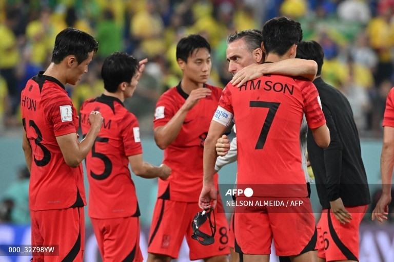 Huấn luyện viên Bento động viên các học trò sau thất bại trước Brazil.  Ảnh: AFP