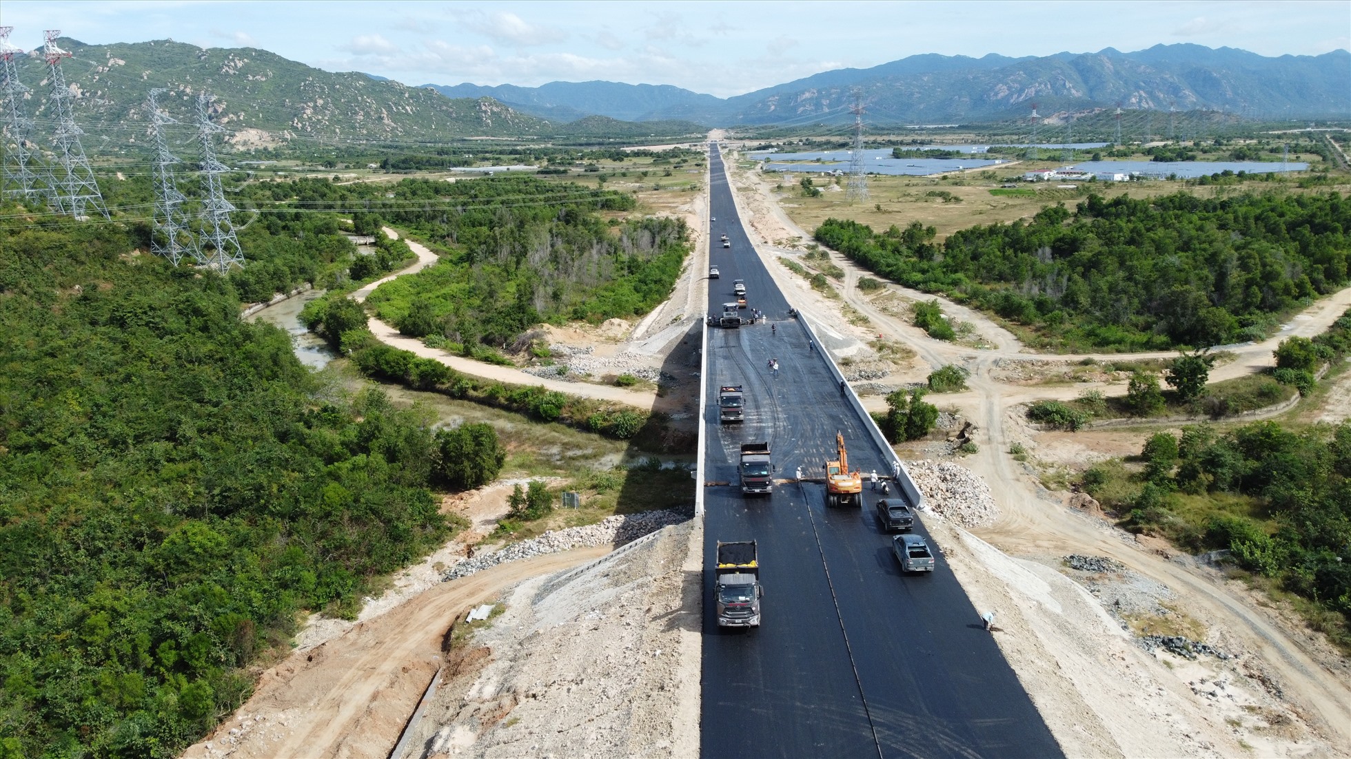 Dự án thành phần cao tốc Bắc Nam đoạn Vĩnh Hảo - Phan Thiết dài 100,8 km đi qua tỉnh Bình Thuận với 4 gói thầu. Điểm đầu tại km134 thuộc xã Vĩnh Hảo, huyện Tuy Phong, điểm cuối là km235 qua xã Hàm Kiệm, huyện Hàm Thuận Nam và trùng điểm đầu đoạn Phan Thiết – Dầu Giây.