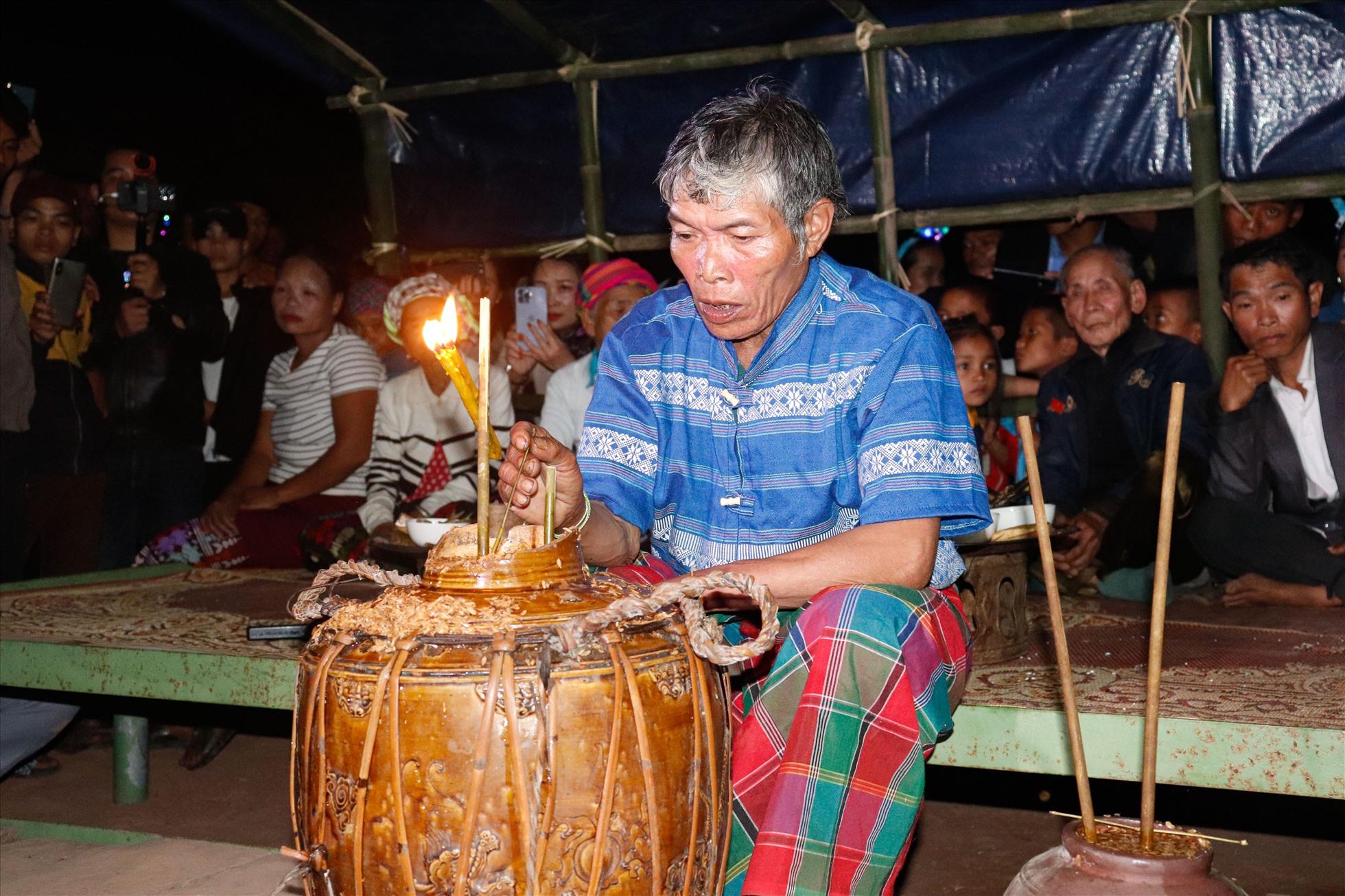 Già làng Đinh Son làm lễ cũng tế Giàng và tổ tiên. Ảnh: Đ.T