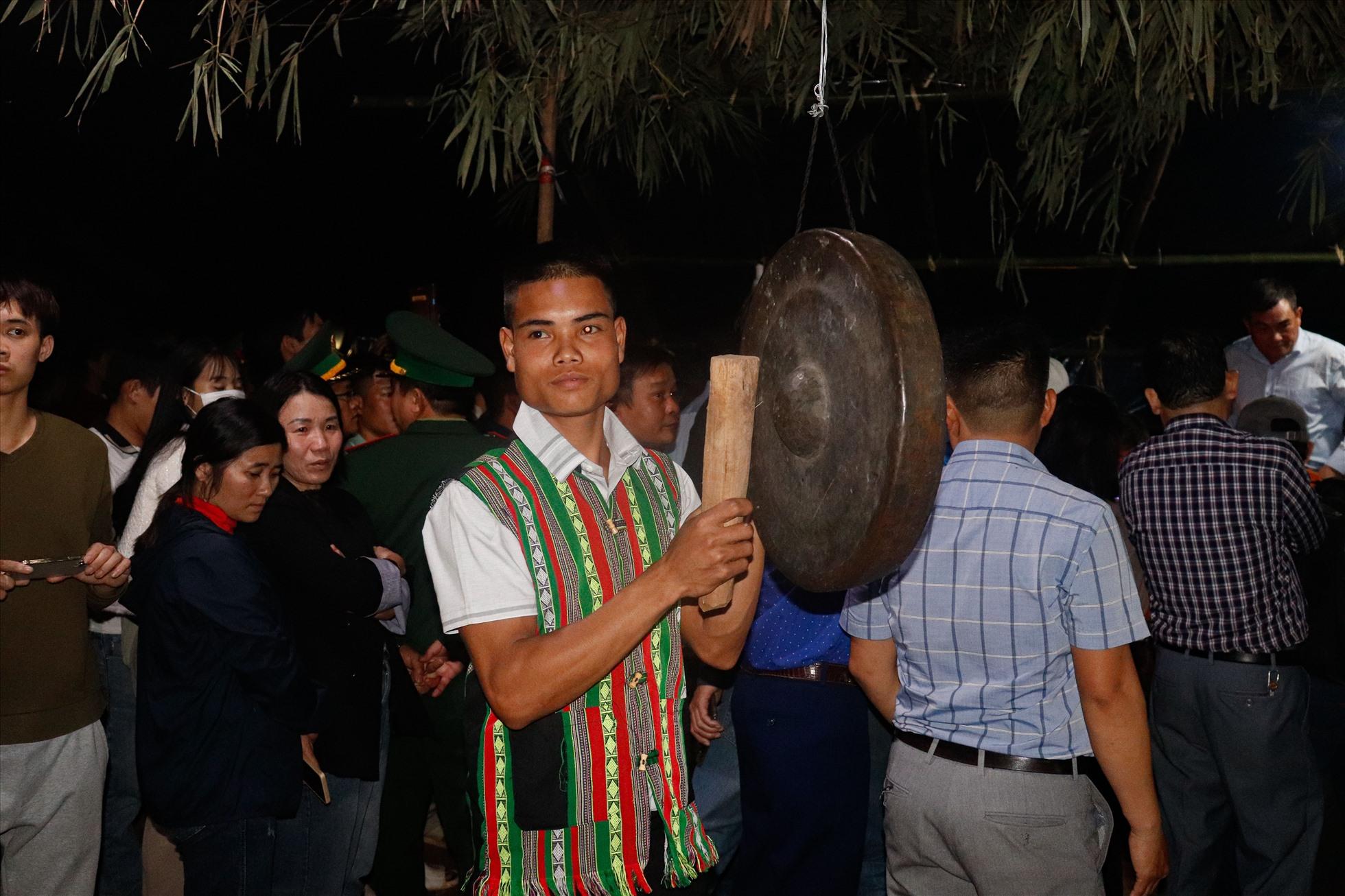 Khi khai hội, người Ma Coong đánh vào trống theo tiếng chiêng. Ảnh: Đ.T