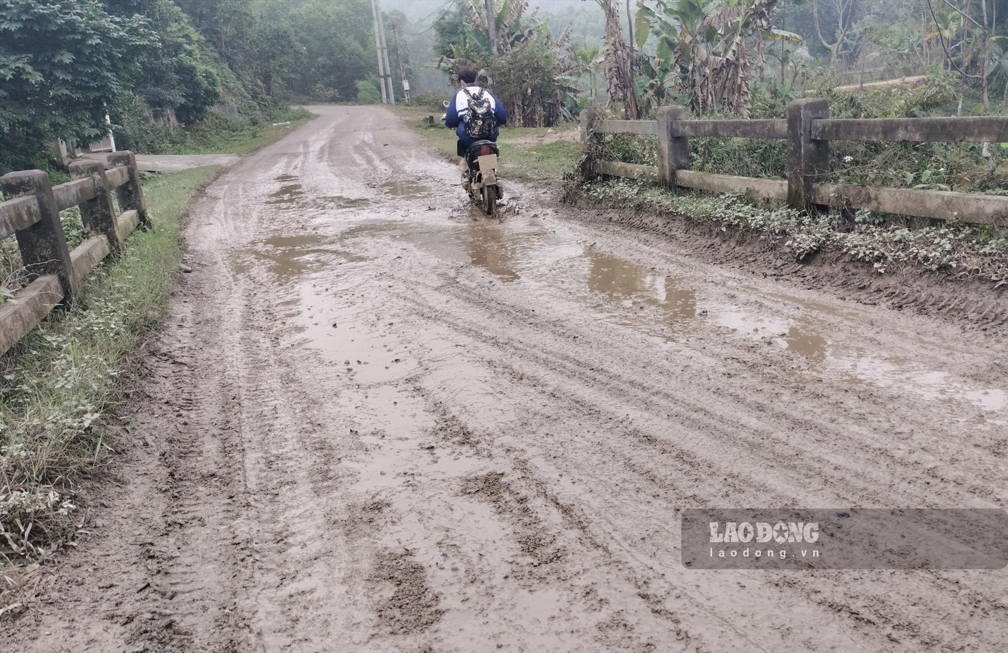 Việc khai thác và vận chuyển xảy ra khoảng thời gian dài và gây thất thoát tài nguyên lớn của nhà nước. Chưa kể, việc các xe trọng tải lớn ngày ngày quần thảo tại khiến đường xá sứt mẻ, bẩn thỉu, ổ gà, ổ trâu chi chít trên đường, người dân đi lại vô cùng vất vả.