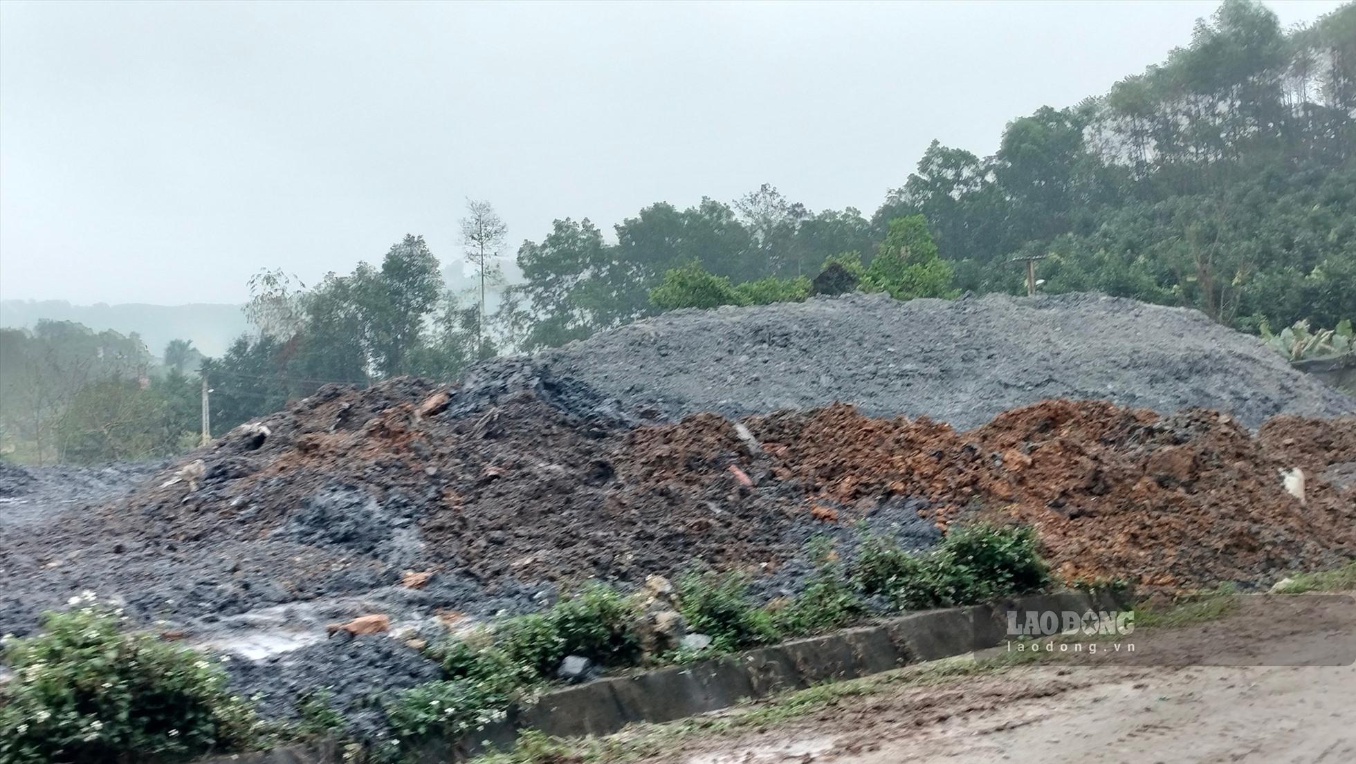 Thông tin đến PV, một số chuyên gia trong lĩnh vực tài nguyên khoảng sản cho biết, nhìn bằng mắt thường nhiều khả năng đây là than bùn, cũng có một ít người cho hay đây là dạng đất hiếm. Tuy nhiên, đây khẳng định là khoáng sản và mang lại giá trị kinh tế cao.