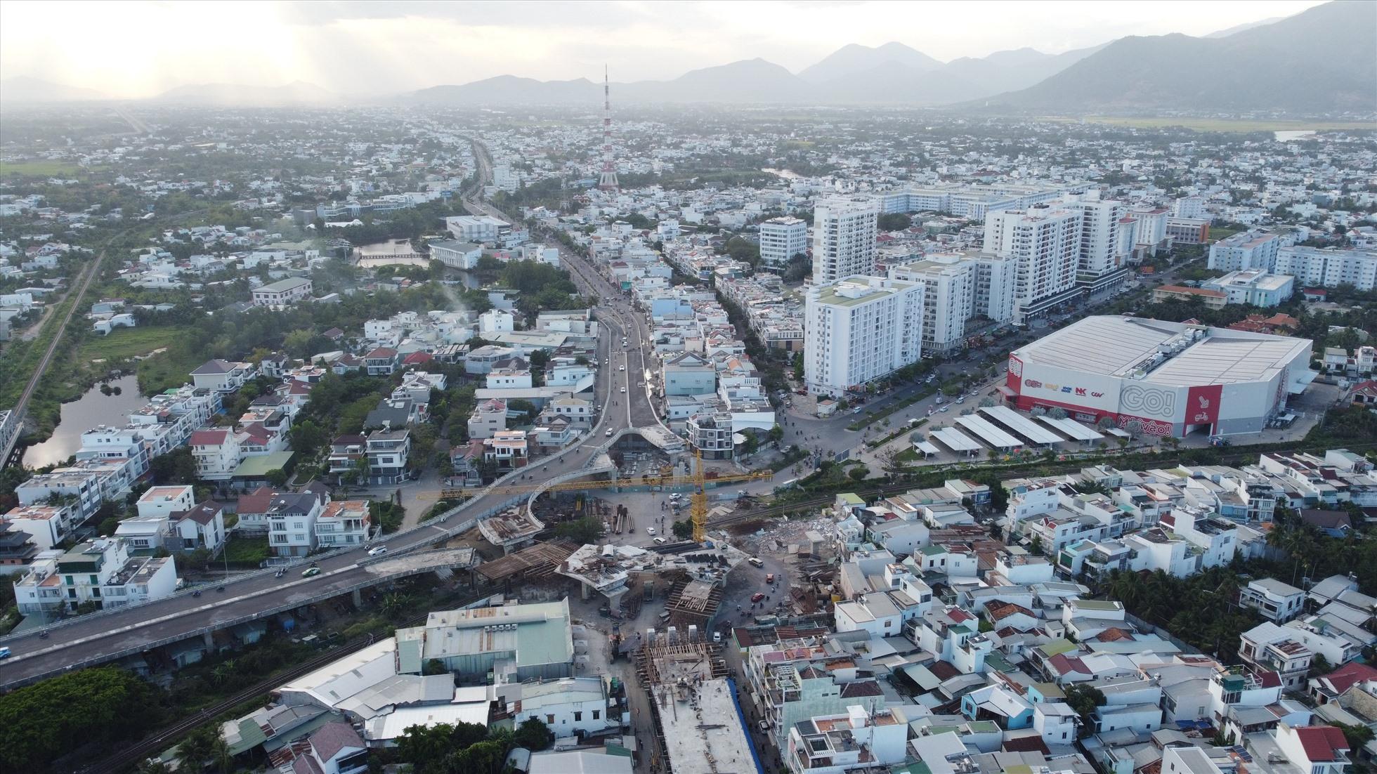 Nút giao Ngọc Hội là dự án chậm tiến độ trong nhiều năm do không có mặt bằng thi công. Ảnh: Hữu Long