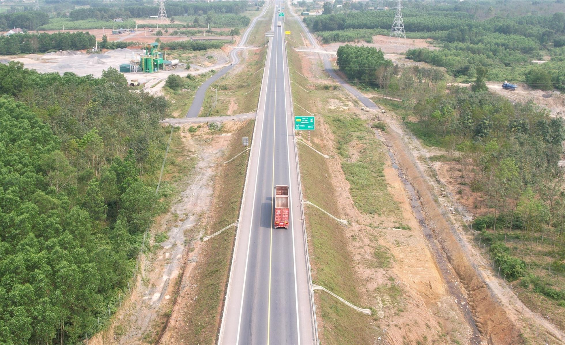 Đoạn cao tốc Cam Lộ - La Sơn chỉ có 2 làn xe với vạch kẻ cấm vượt kéo dài. Ảnh: Hưng Thơ.