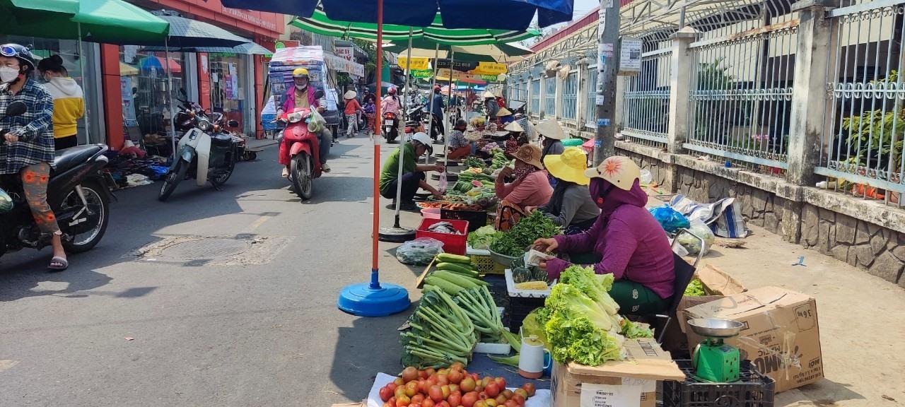 Chị Nguyễn Hồng Thơ – chia sẻ, để tránh phải chờ đợi nên chị đi tranh thủ đi sớm khám bệnh ở Bệnh viện Da liễu Cần Thơ. Nhưng chưa vào khám thì chị đã phải chờ vì dòng người quá đông tập trung buôn bán trước cổng bệnh viện.