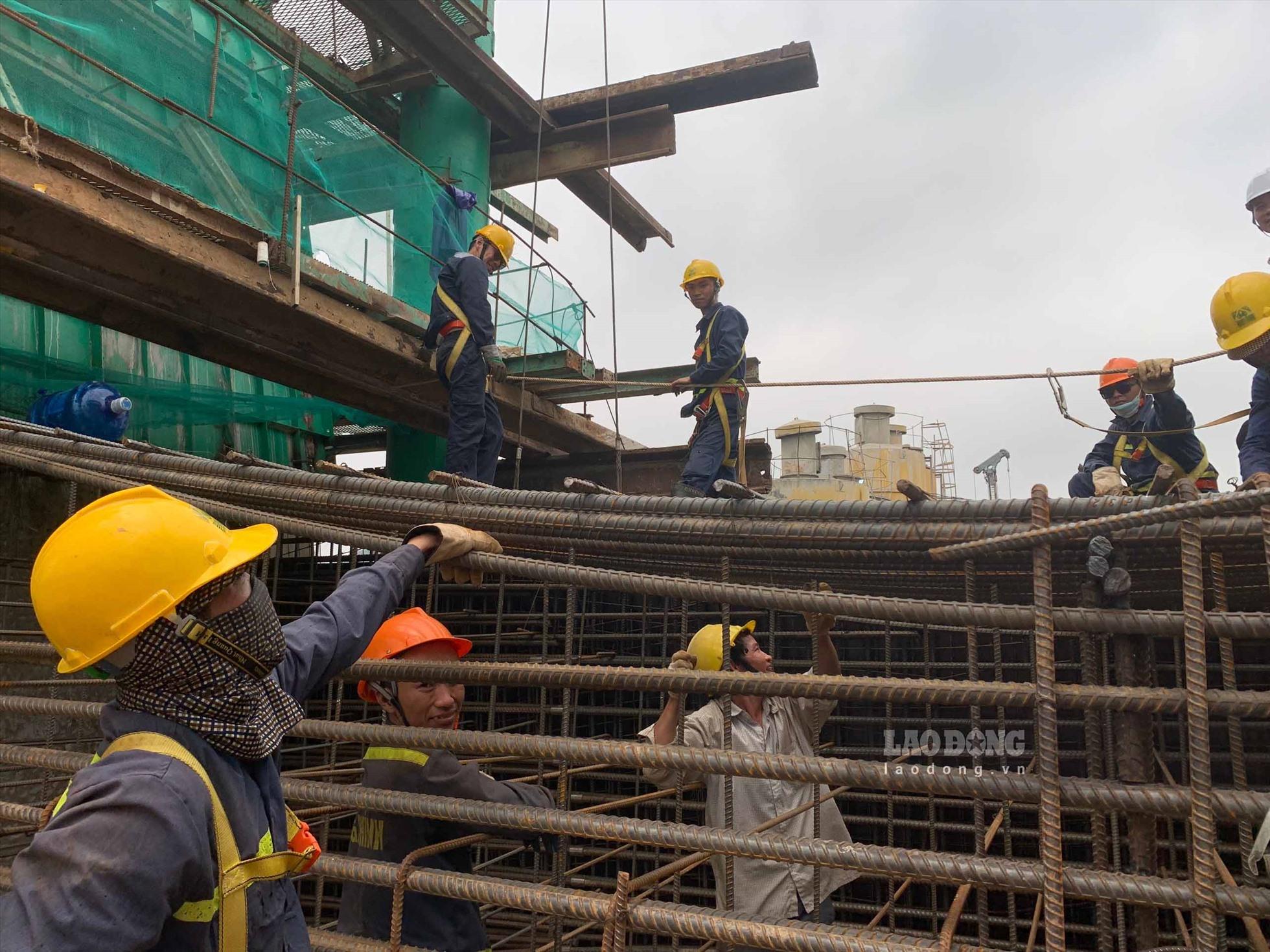 Theo ông Trần Trường Phi - Tư vẫn giám sát trưởng dự án cầu Bến Rừng - cho biết, đến nay, dự án đã thi công được hơn 35% với hơn 400 công nhân thi công chia làm 3 ca/ngày.