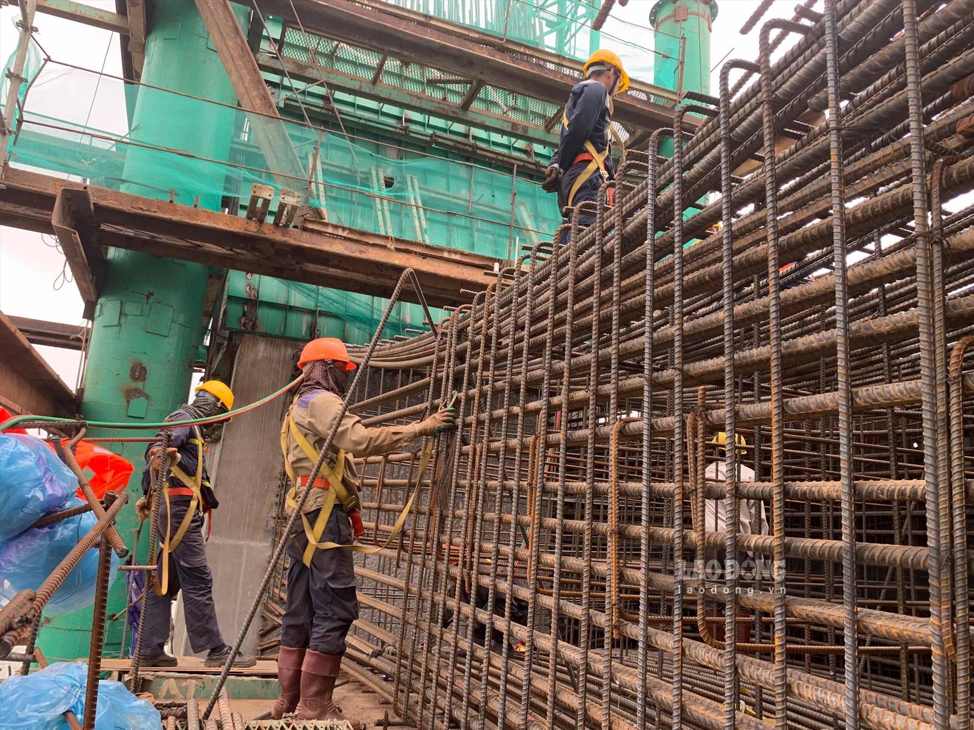 Hối hả lao động trên công trường cầu Bến Rừng nối Hải Phòng - Quảng Ninh