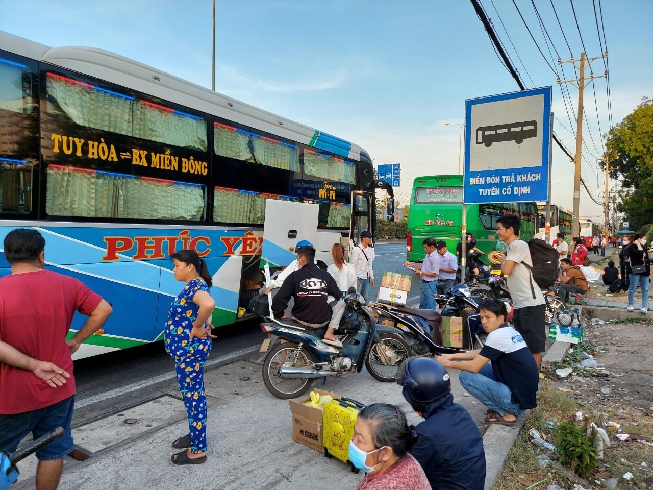 Chiều hàng ngày, nhiều xe khách giường nằm xếp thành hàng chờ gom khách tại điểm đón trả khách tuyến cố định