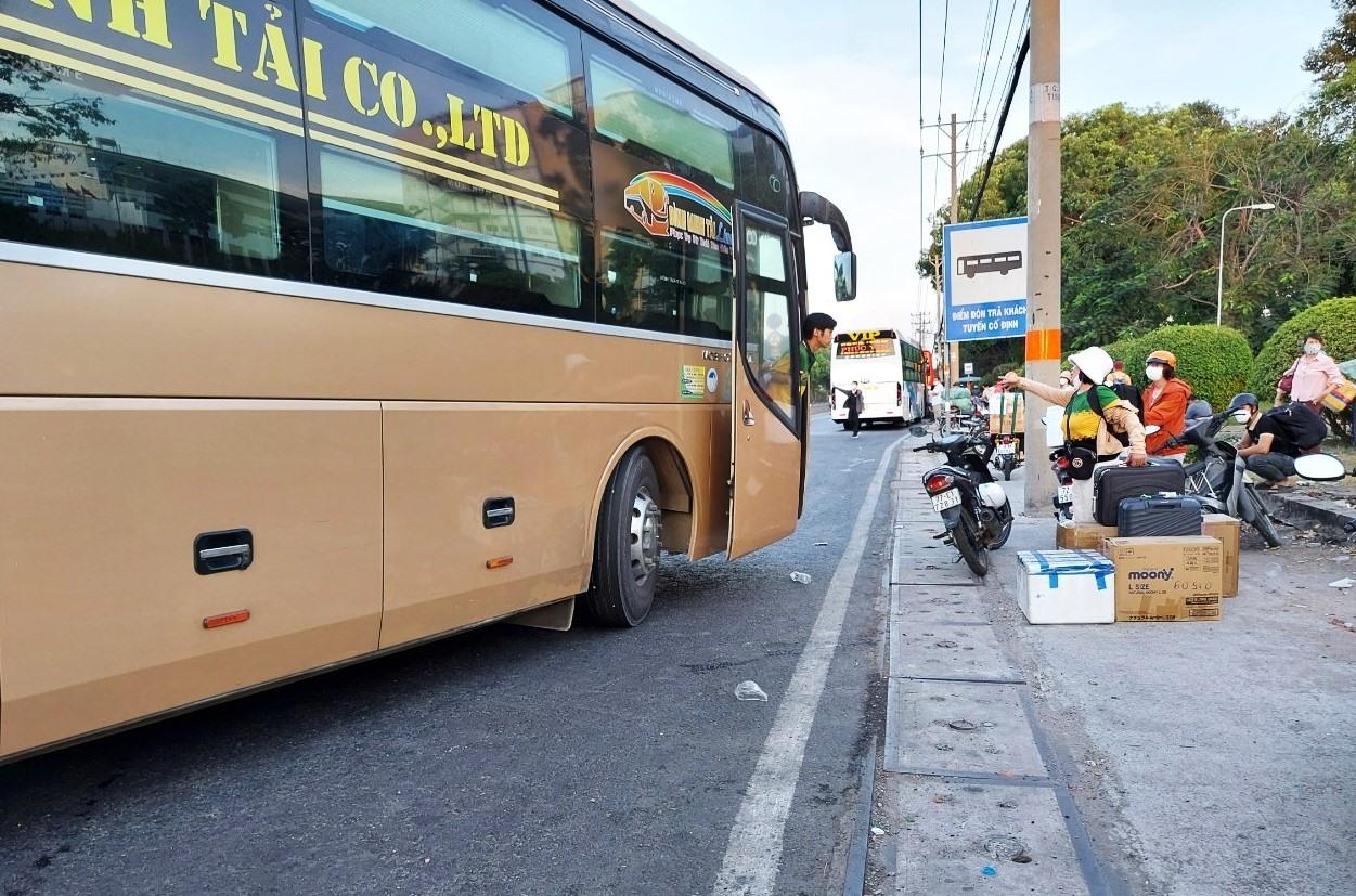 Điểm đón trả khách tuyến cố định này được Sở Giao thông Vận tải TP Hồ Chí Minh lập từ năm 2017 nhằm tạo điều kiện thuận lợi cho hành khách trong quá trình đi lại. Nhưng do cơ quan chức năng không quản lý tốt nên đã biến tướng thành “bến cóc, xe dù“.