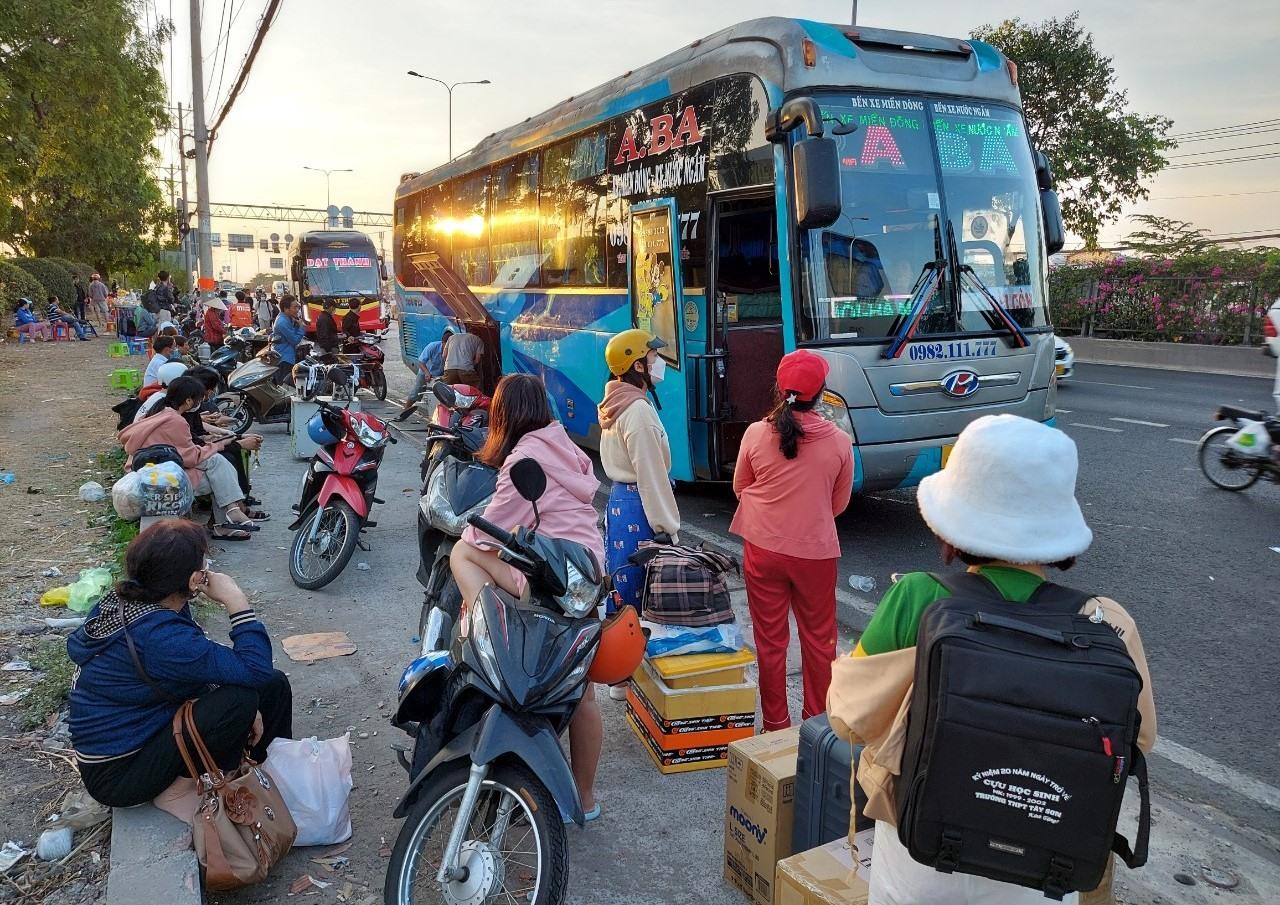 chục khách đứng, ngồi, mang hành lý, làm huyên náo cả khu vực.