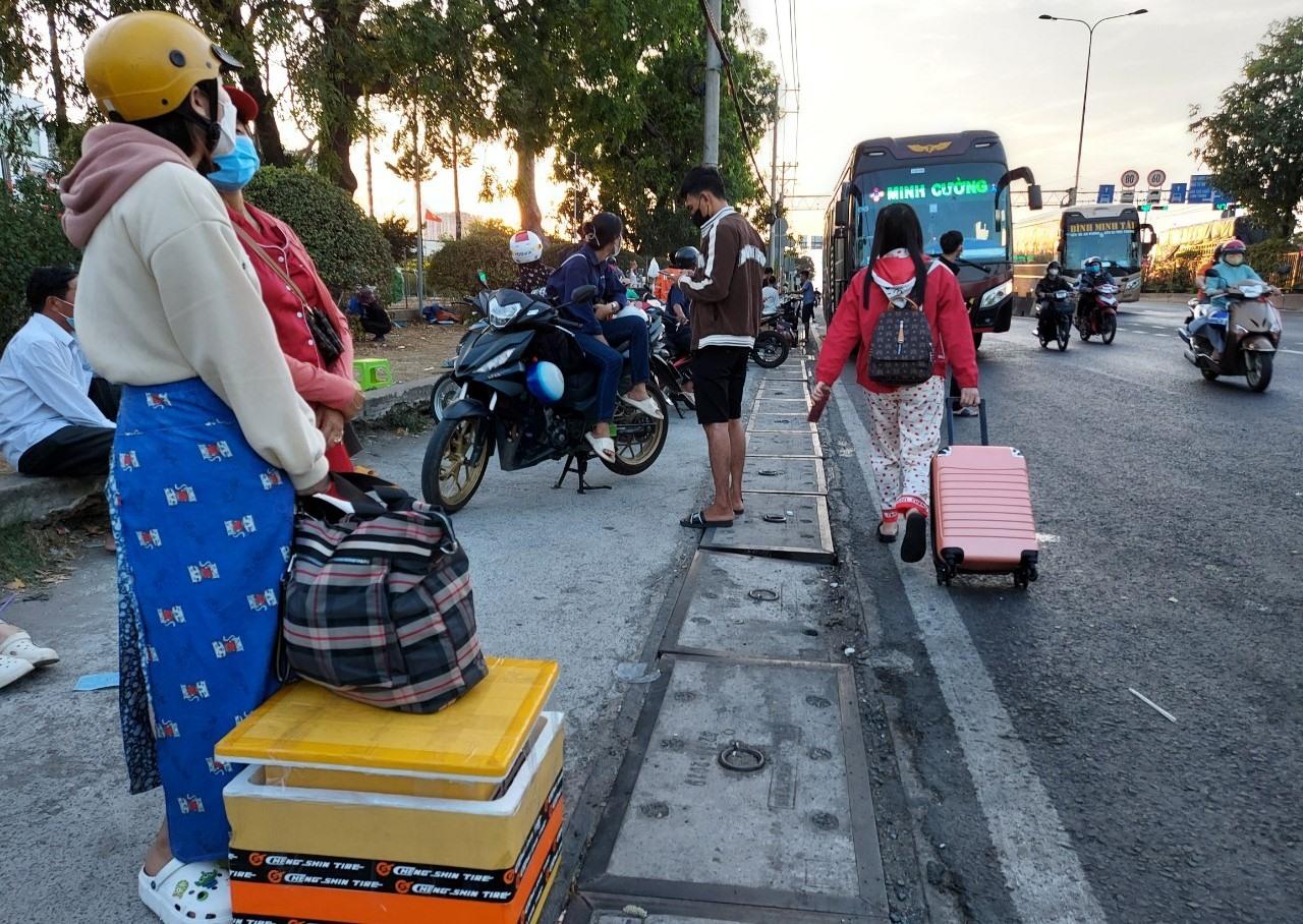 Chị Nguyễn Thị Lan (quê Bình Định) chia sẻ: “Thay vì tốn nhiều thời gian, mất thêm tiền đi xe ôm, taxi đến bến xe Miền Đông mới thì đón ở đây tiện hơn bởi chỉ cần gọi điện đặt trước là nhà xe sẵn sàng phục vụ“.