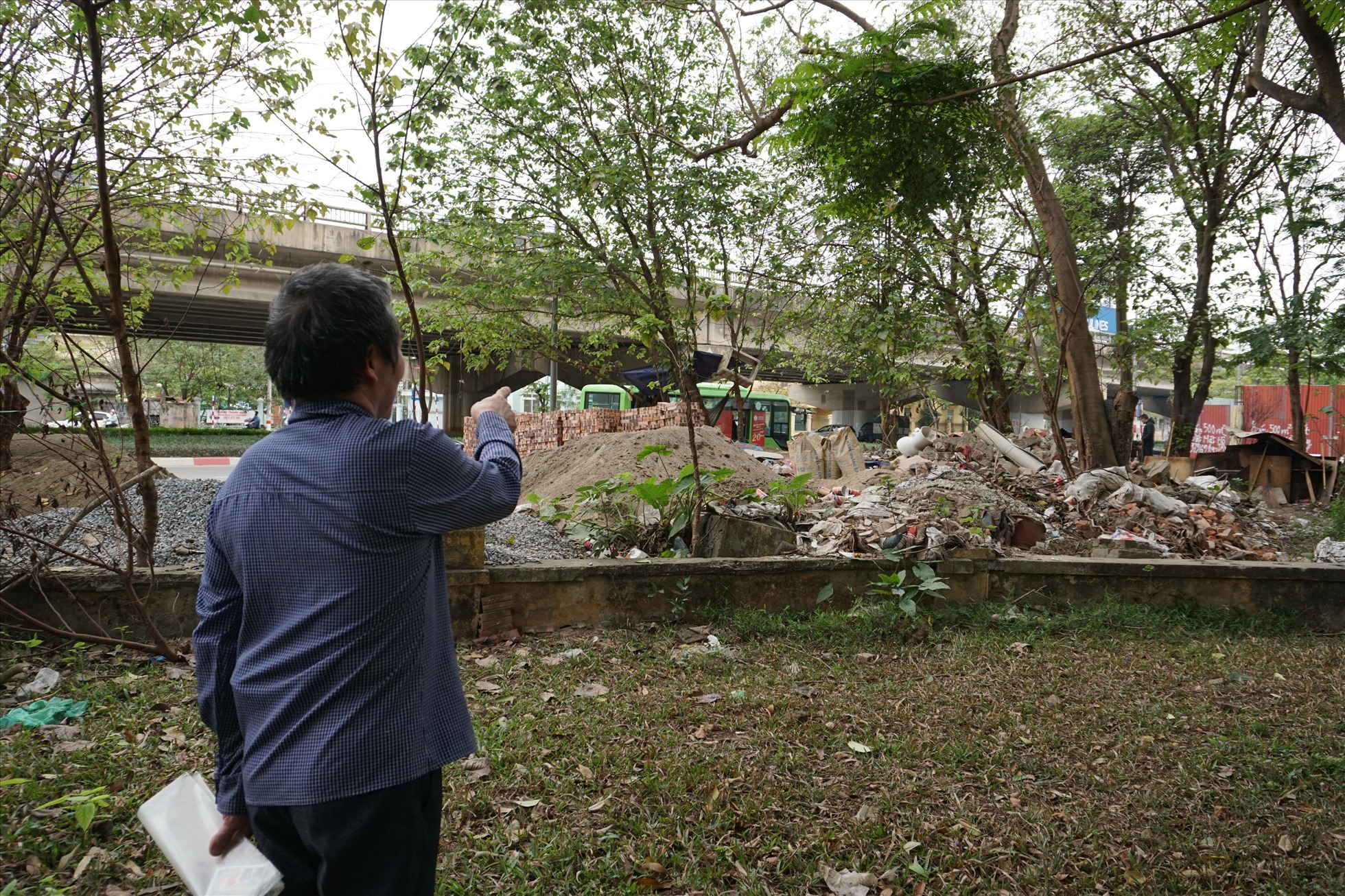 Ông Lê Vách Ngạnh (Hoàng Mai, Hà Nội) cho biết: “tình trạng đổ rác thải xây dựng ở đây diễn ra ngang nhiên, có lúc diễn ra ngay vào ban ngày