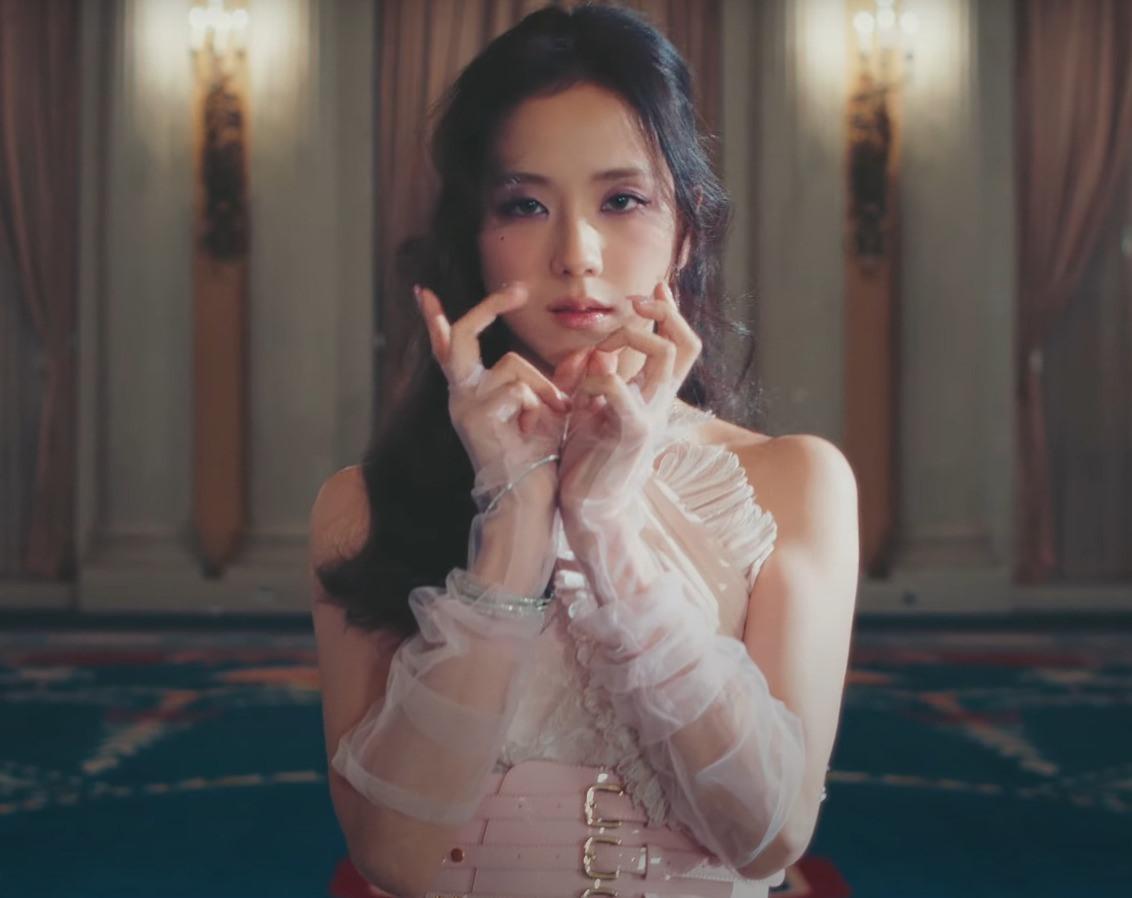 Jisoo khoe loạt sắc thái cùng nhan sắc đỉnh cao trong MV “Flower“. Ảnh: Chụp màn hình.