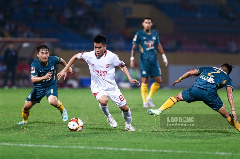 V.League 2023 đã trở lại bằng cuộc đọ sức giữa câu lạc bộ Viettel và Hoàng Anh Gia Lai trên sân Hàng Đẫy. Theo đó, đội bóng phố Núi đã có chiến thắng đầu tiên ở mùa giải năm nay sau khi đánh bại đội chủ nhà với tỉ số 4-1.