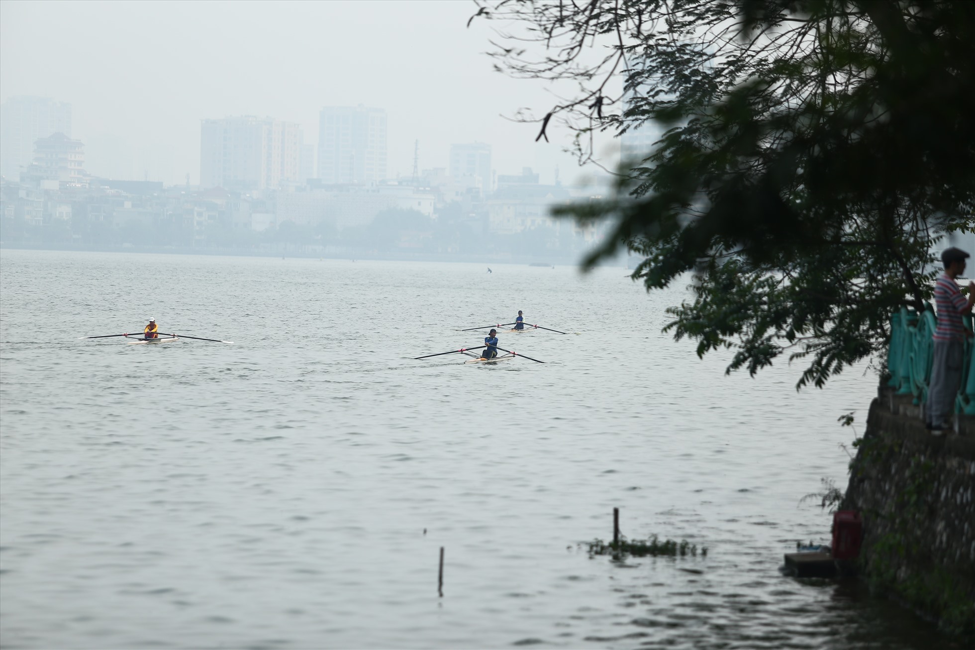 Trèo thuyền kayak trên hồ Tây. Ảnh: Vĩnh Hoàng