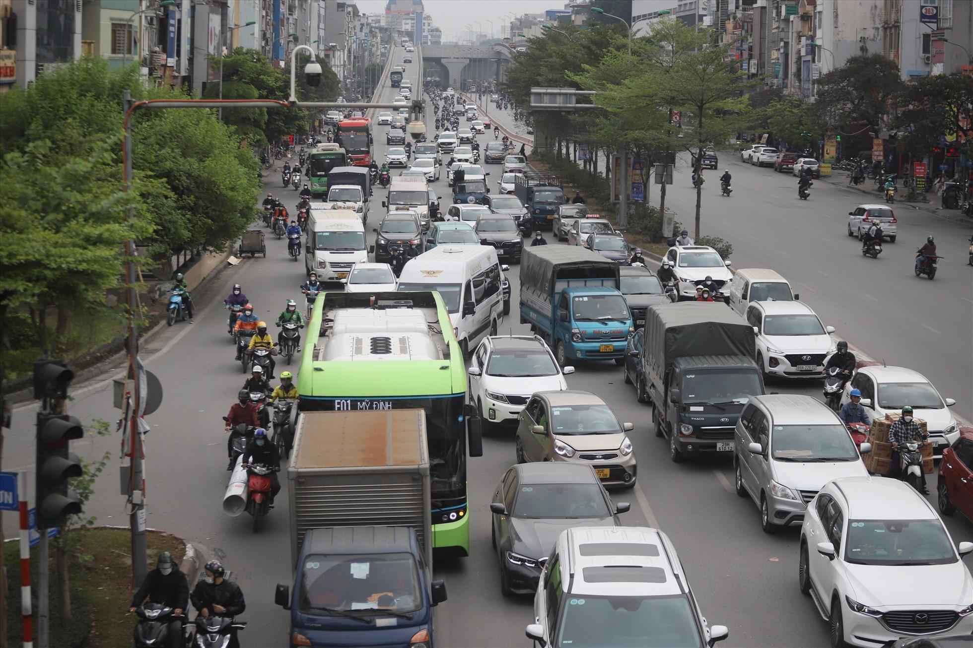 Phương tiện cá nhân đang tăng quá nhanh. Ảnh: Phạm Đông