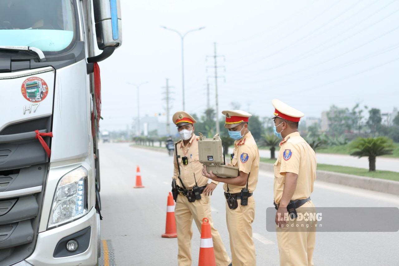 Chia sẻ với phóng viên báo Lao Động tại chốt xử lý lưu động, đại diện cán bộ của tổ tuần tra cho biết: “Thời gian qua, tình trạng xe quá khổ, quá tải có những diễn biến phức tạp, với những thủ đoạn cơi nới tinh vi đòi hỏi phải có biện pháp quyết liệt, đột phá nhằm xử lý dứt điểm tình trạng này“.