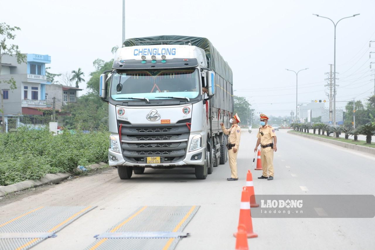 Mặc dù chủ xe đã có nhiều cách thức che giấu nhằm qua mắt lực lượng chức năng như che chắn bạt, thậm chí còn hàn, sơn giống thùng xe nguyên bản, tuy nhiên bằng các biện pháp nghiệp vụ, lực lượng Cảnh sát giao thông Công an thành phố Bắc Giang đã chủ động phát hiện, xử lý chính xác các trường hợp lái xe vi phạm.