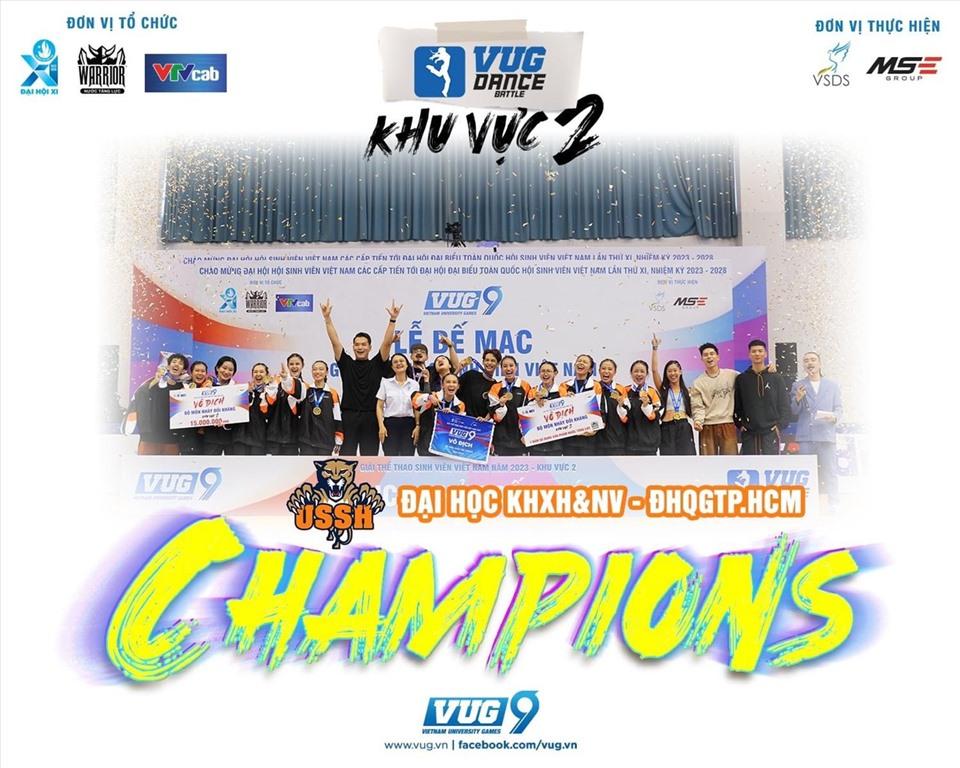 ĐH KHXH&NV - ĐHQG TPHCM nâng cúp vô địch Khu vực 2 VUG năm nay. Ảnh: Ban tổ chức