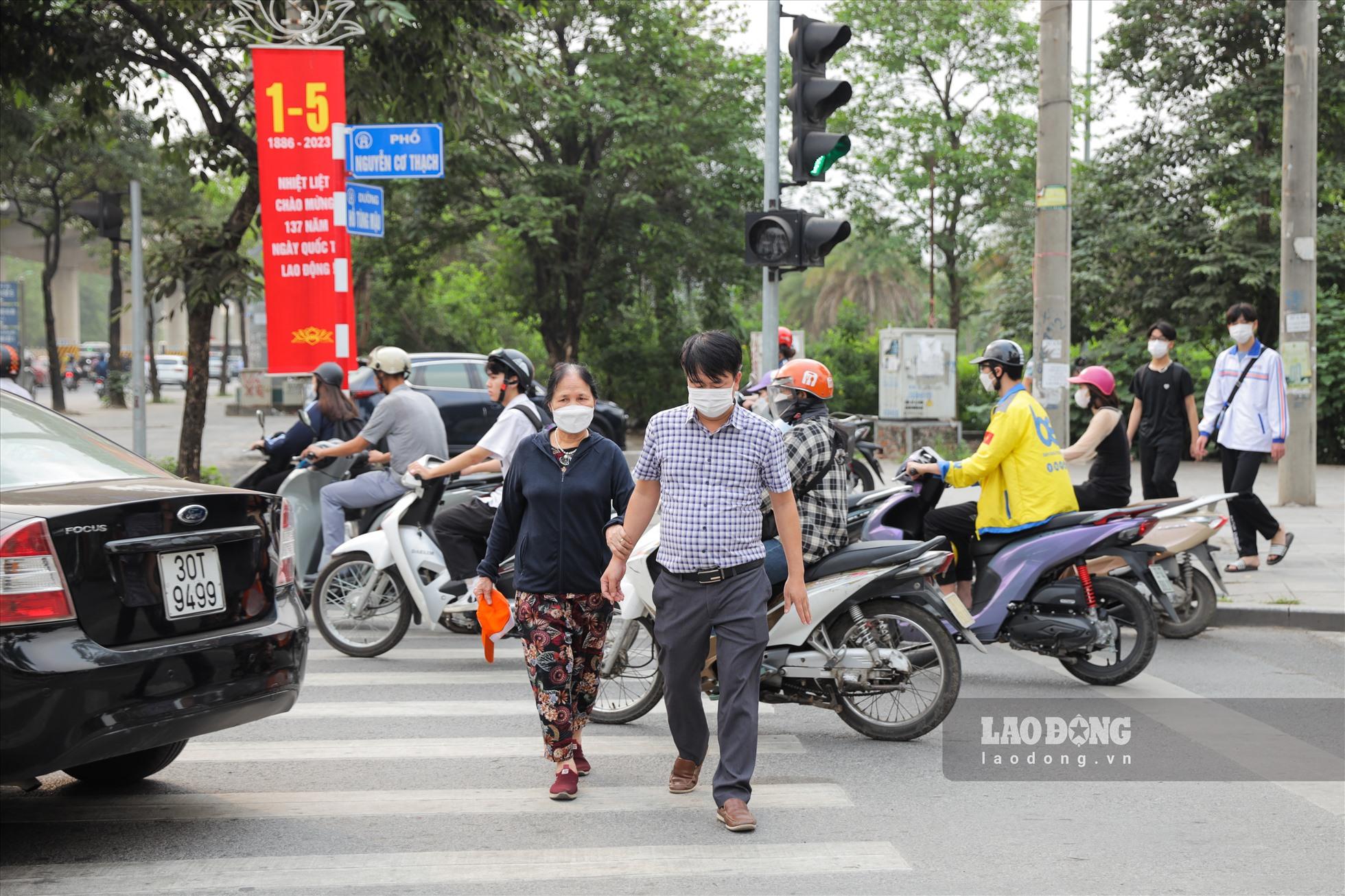 Ghi nhận trong sáng nay người dân băng qua đường gặp khó khăn vì tín hiệu đèn rẽ phải liên tục sáng.