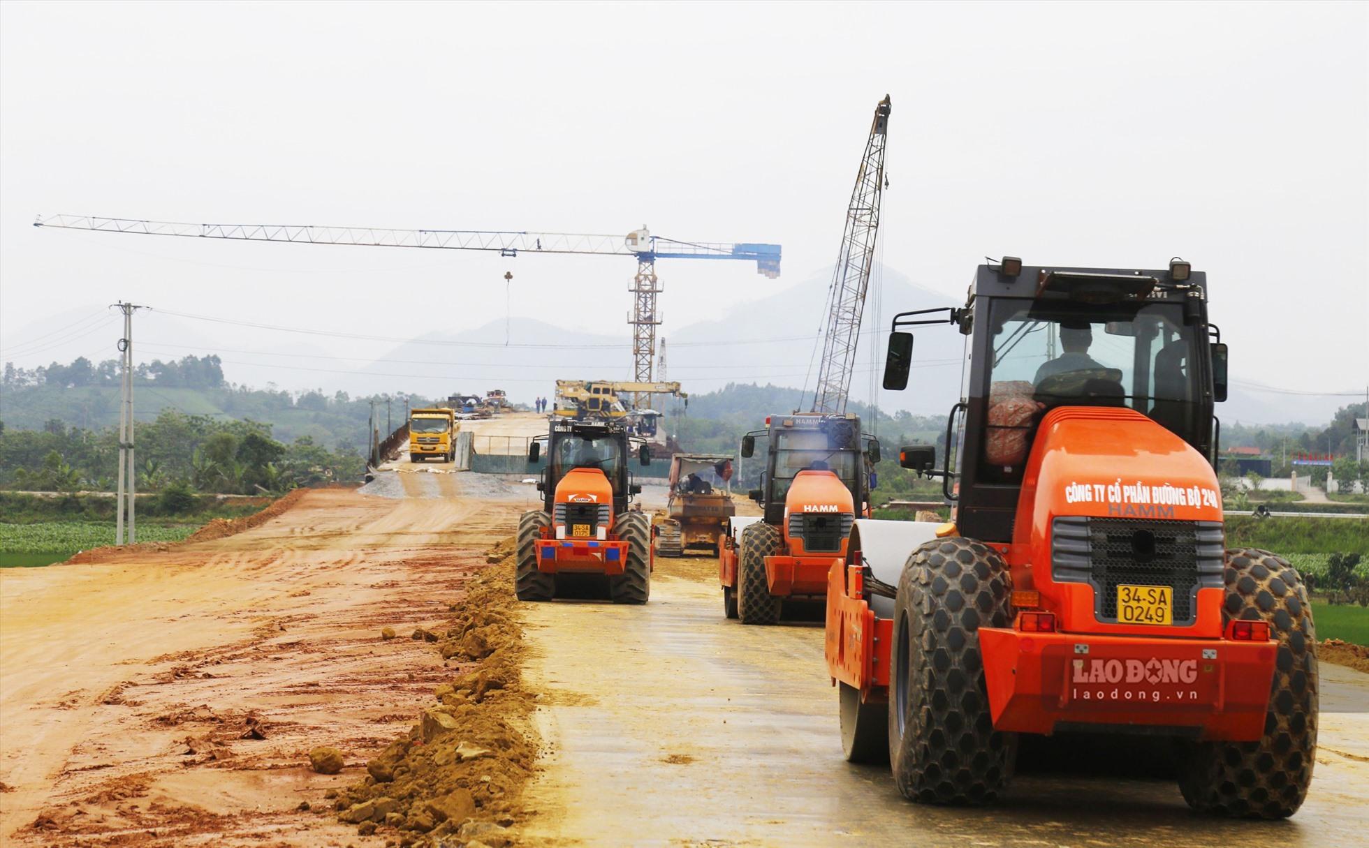 Hiện tại công tác giải phóng mặt bằng của dự án này đạt 100%. Sau 19 tháng thi công, khối lượng xây lắp đạt 60,84% giá trị hợp đồng. Ông Phạm Đắc Diện - Chỉ huy trưởng công trinh gói thầu 26 cho biết, cơ bản phần nền nhà thầu đã làm được hơn 95%, phấn đấu đến 30.4 hoàn thành nền và chờ chủ trương điều chỉnh giai đoạn 2 để tiến hành thi công.