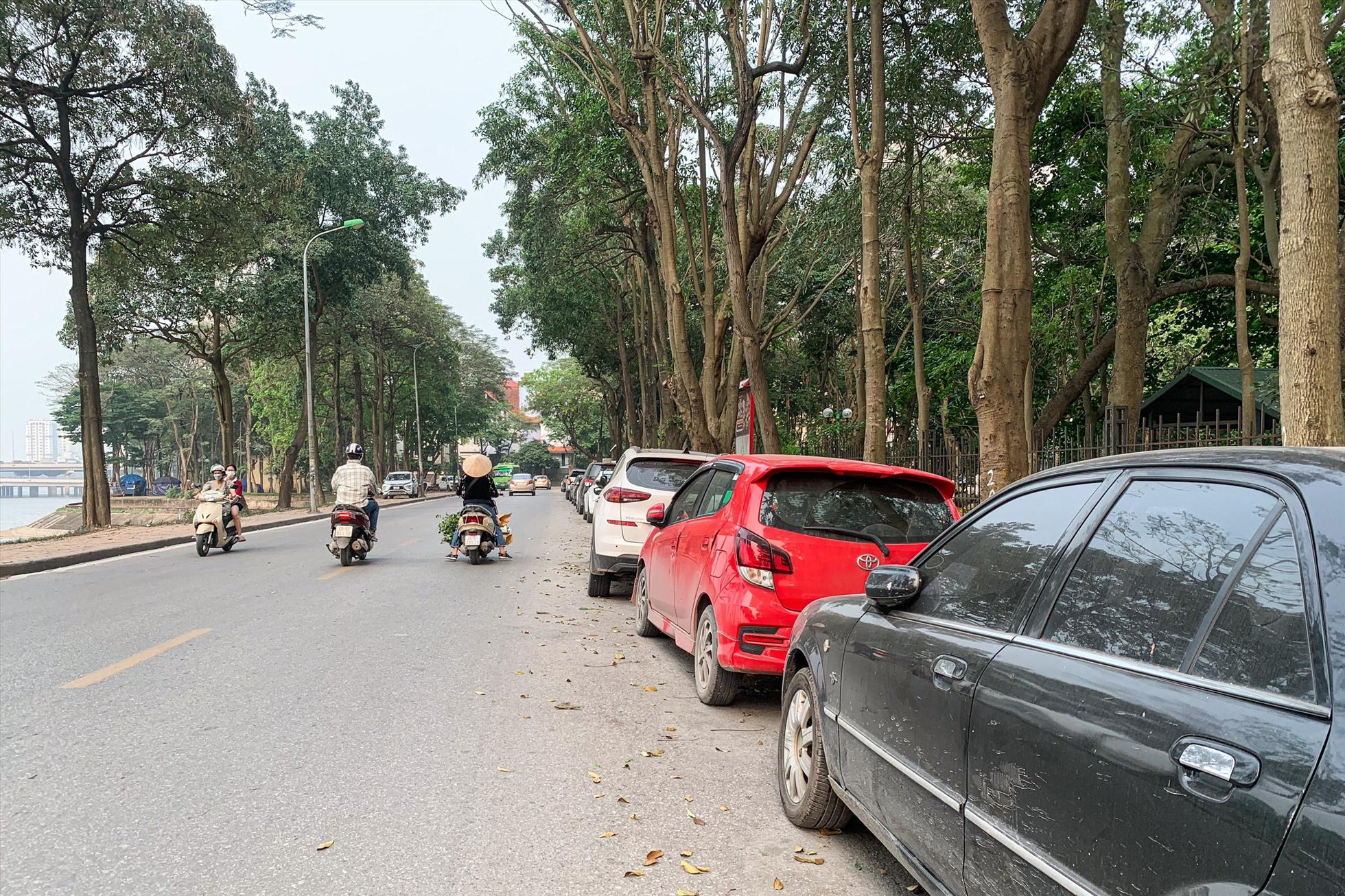 Một loạt ô tô dừng đỗ dưới lòng đường. Ảnh: Thu Hiền