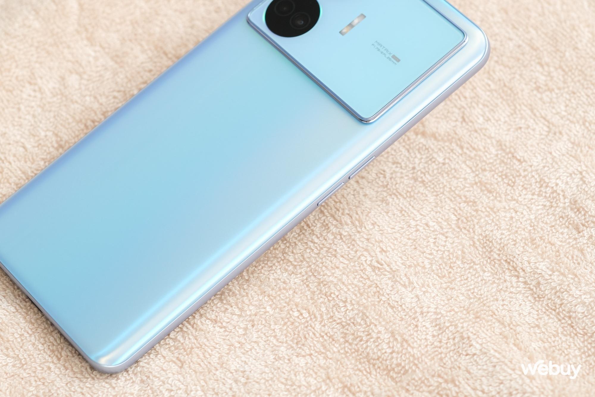 Trên tay điện thoại realme giá hơn 9 triệu nhưng có RAM 16GB, bộ nhớ 1TB, sạc 100W - Ảnh 6.