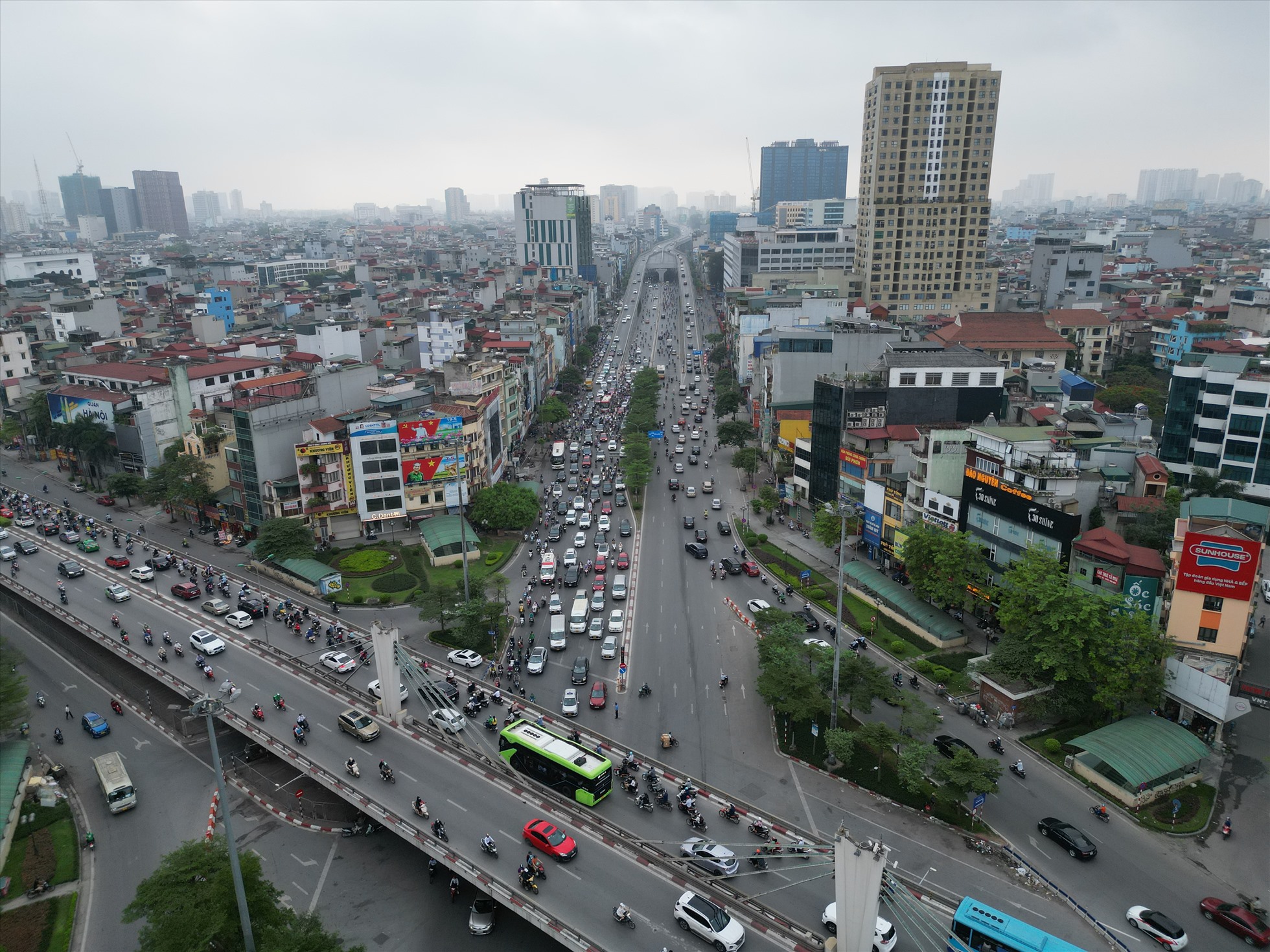 7h30, dòng xe ùn ứ, nhích từng chút một trên đường Trường Chinh và cầu vượt Vành đai 2, Hà Nội.